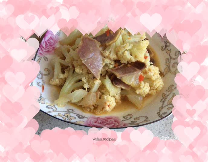 Stir-fried cauliflower with bacon slices