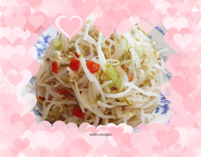 Mung bean sprouts with chopped pepper