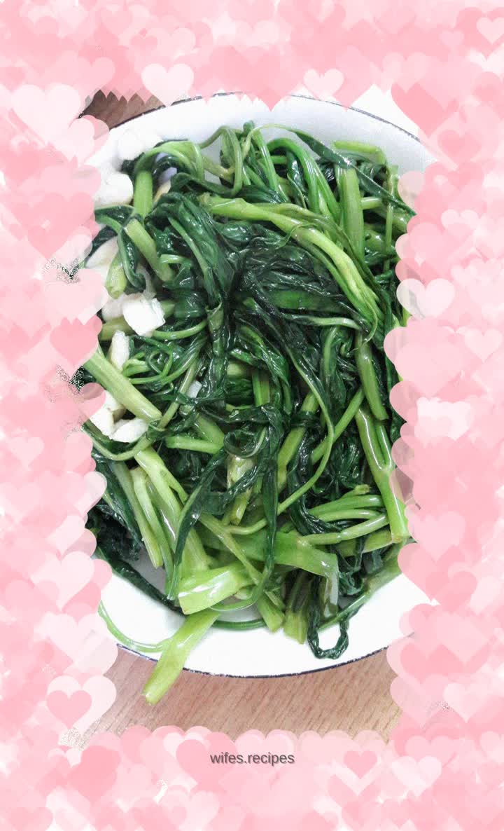 Stir-fried water spinach with garlic