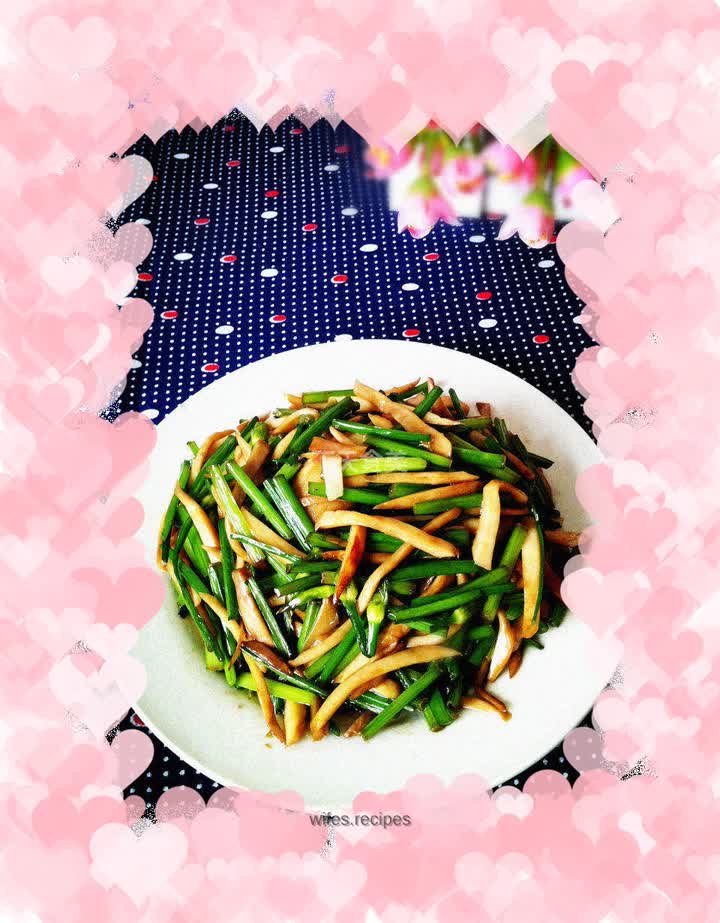 Stir-fried king oyster mushrooms with leek stalks