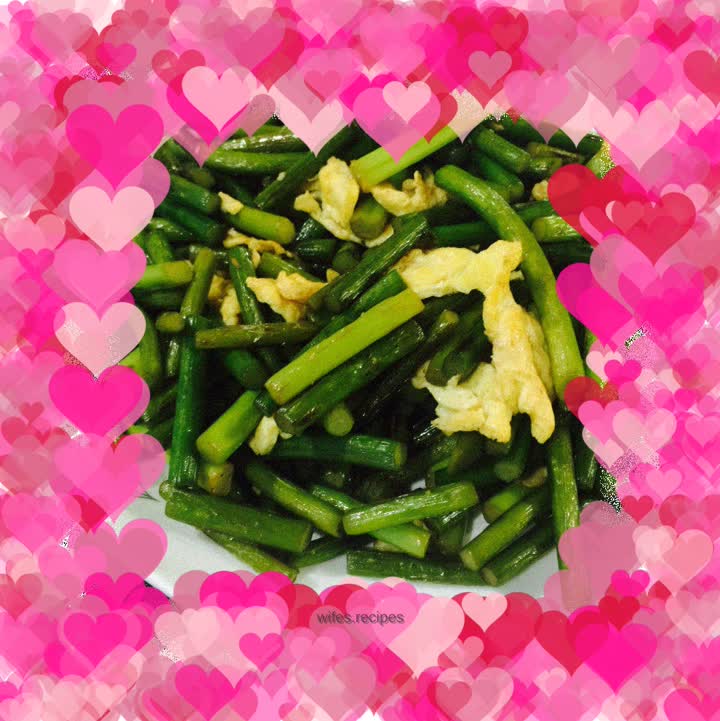 Fried eggs with garlic