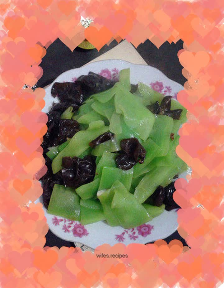 Stir-fried fungus with lettuce