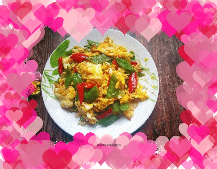 Scrambled eggs with snow peas and red pepper