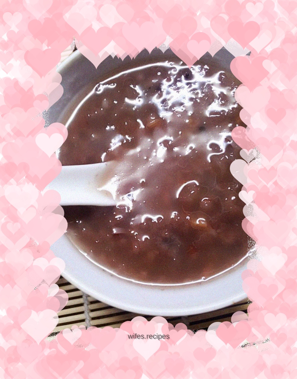 A good recipe for nourishing blood - mixed rice, red bean and white fungus soup