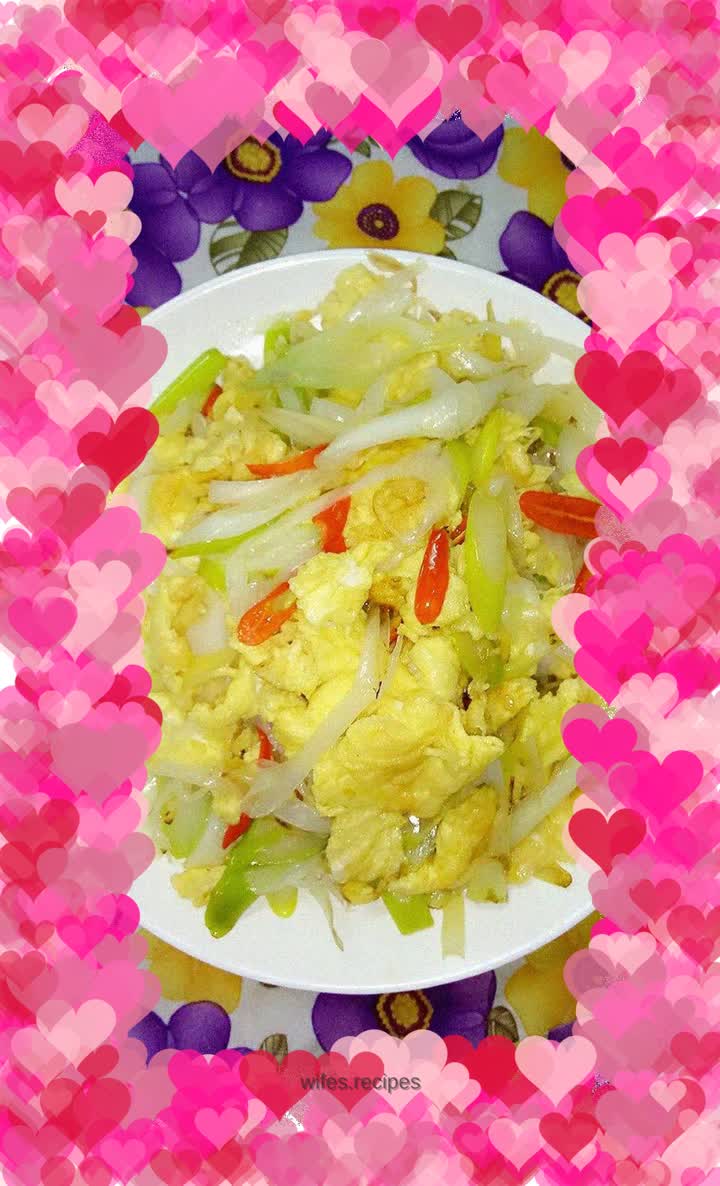 Fried eggs with green onions