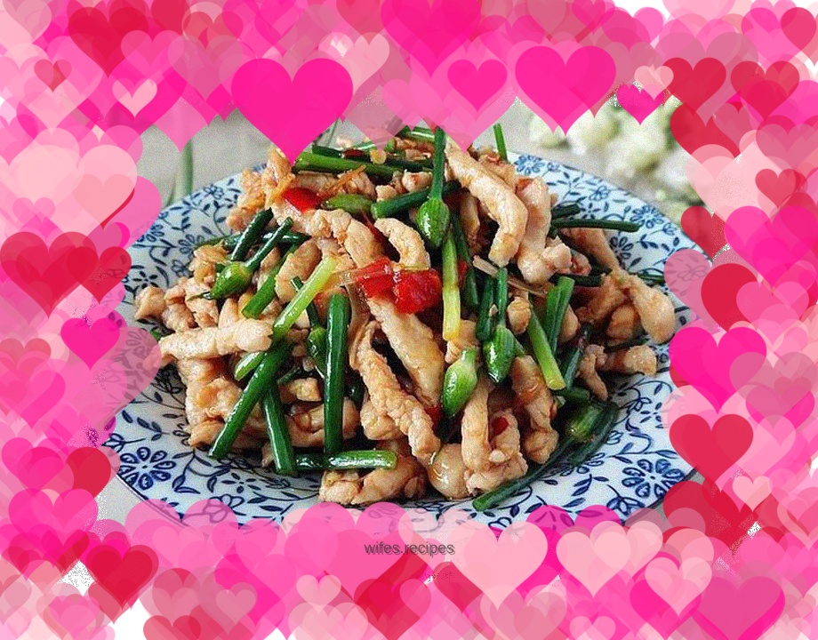 Stir-fried shredded chicken with chopped pepper and leek