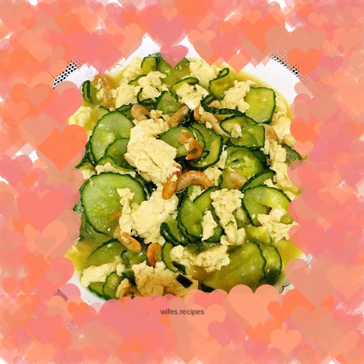 Scrambled eggs with cucumber and shrimp
