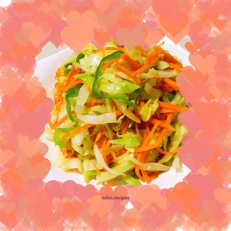 Stir-fried green peppers with shredded cabbage, carrots