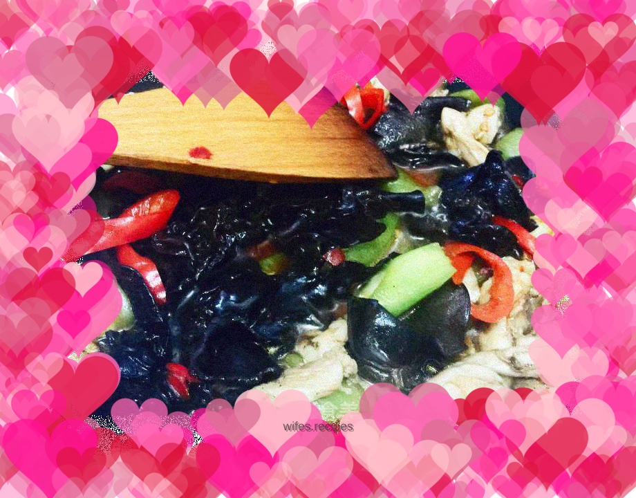 Stir-fried chicken with fungus, star anise and melon