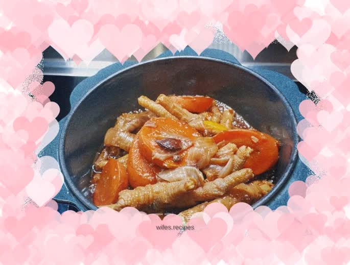 Braised chicken feet with carrots