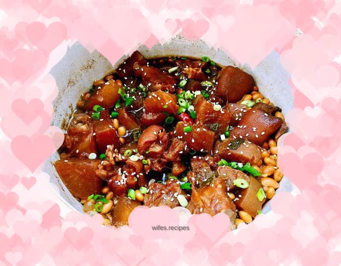 Soybeans and radish stewed with pig's feet