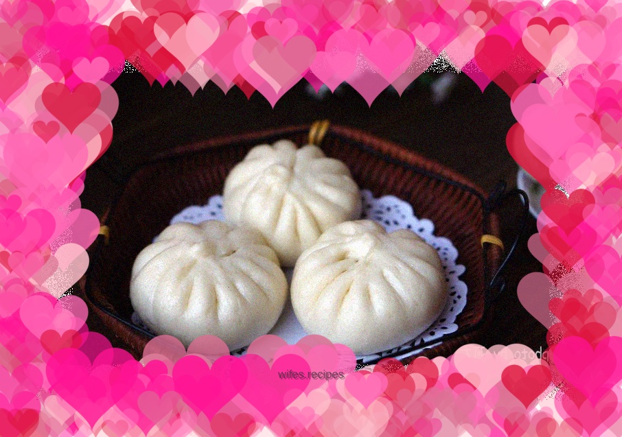 Pork buns with mushroom sauce