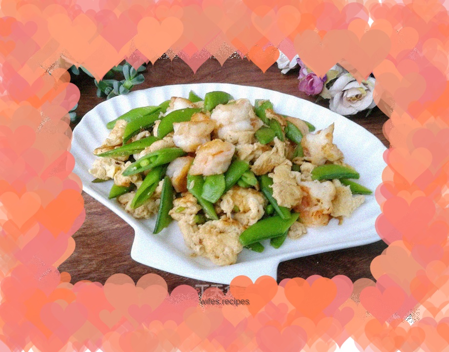 Scrambled eggs with shrimp, beans and beans