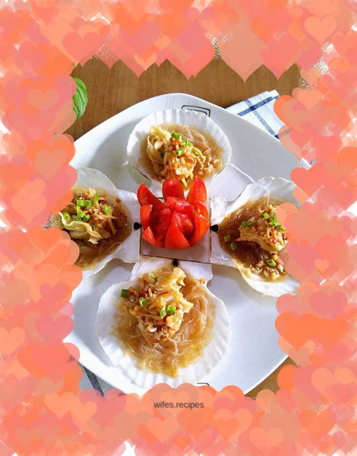 Steamed scallops with gold and silver garlic