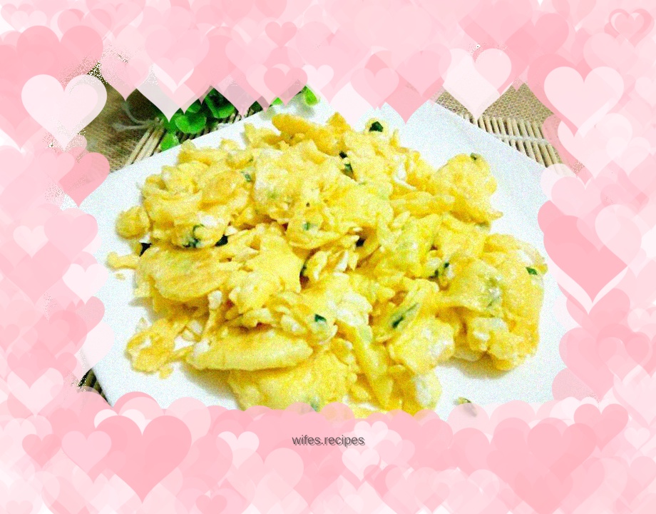 Fried eggs with chopped green onions