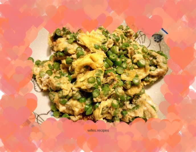 Scrambled eggs with carob beans