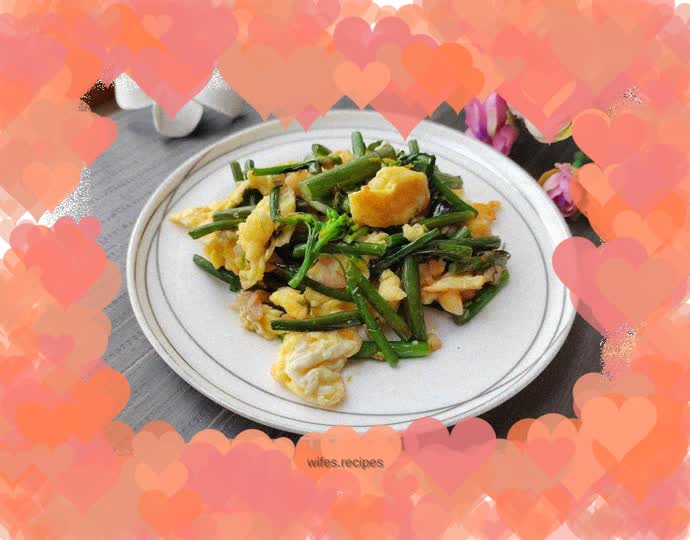 Fried eggs with red cabbage and moss