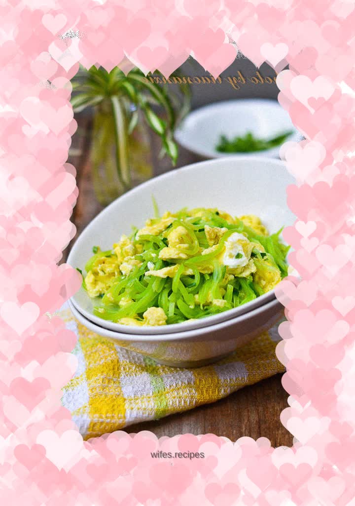 Scrambled eggs with green bamboo shoots