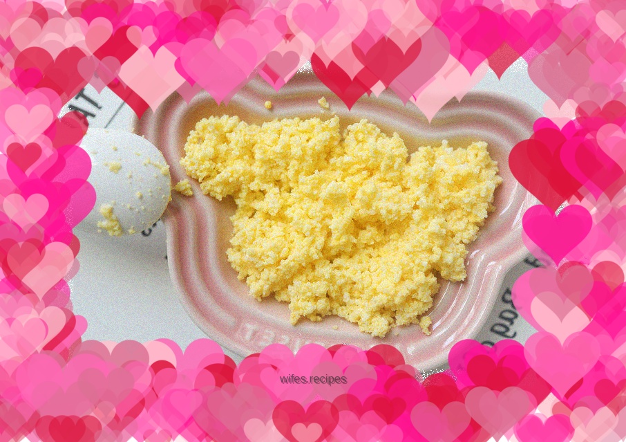 Complementary food for 7 months and above: crushed boiled eggs