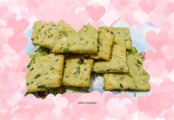 Delicious chive and sesame soda crackers