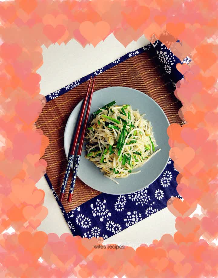 Stir-fried mung bean sprouts with leeks
