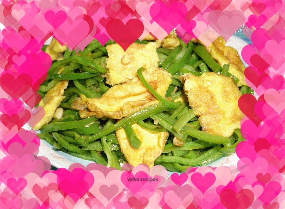 Fried eggs with green pepper