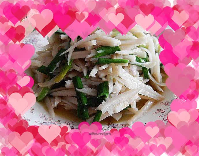 Stir-fried shredded lotus root with green garlic