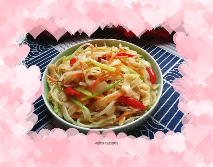 Fried rice noodles with carrots, bean sprouts and celery