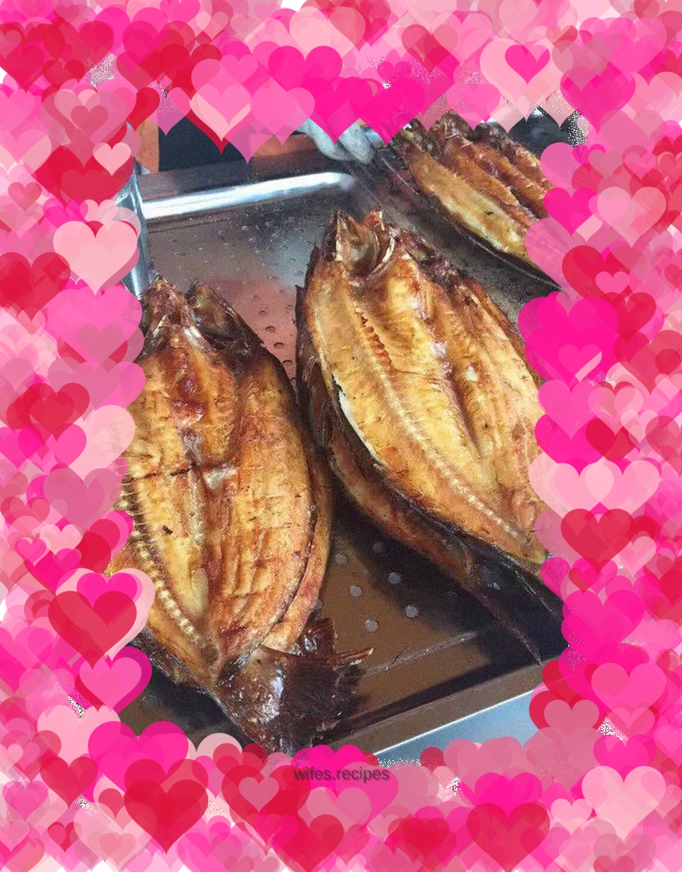 Grilled fish with small tomatoes