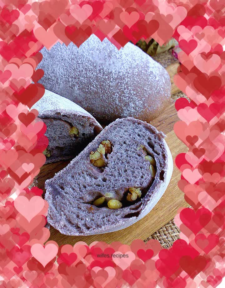 Walnut and pine nut rye buns