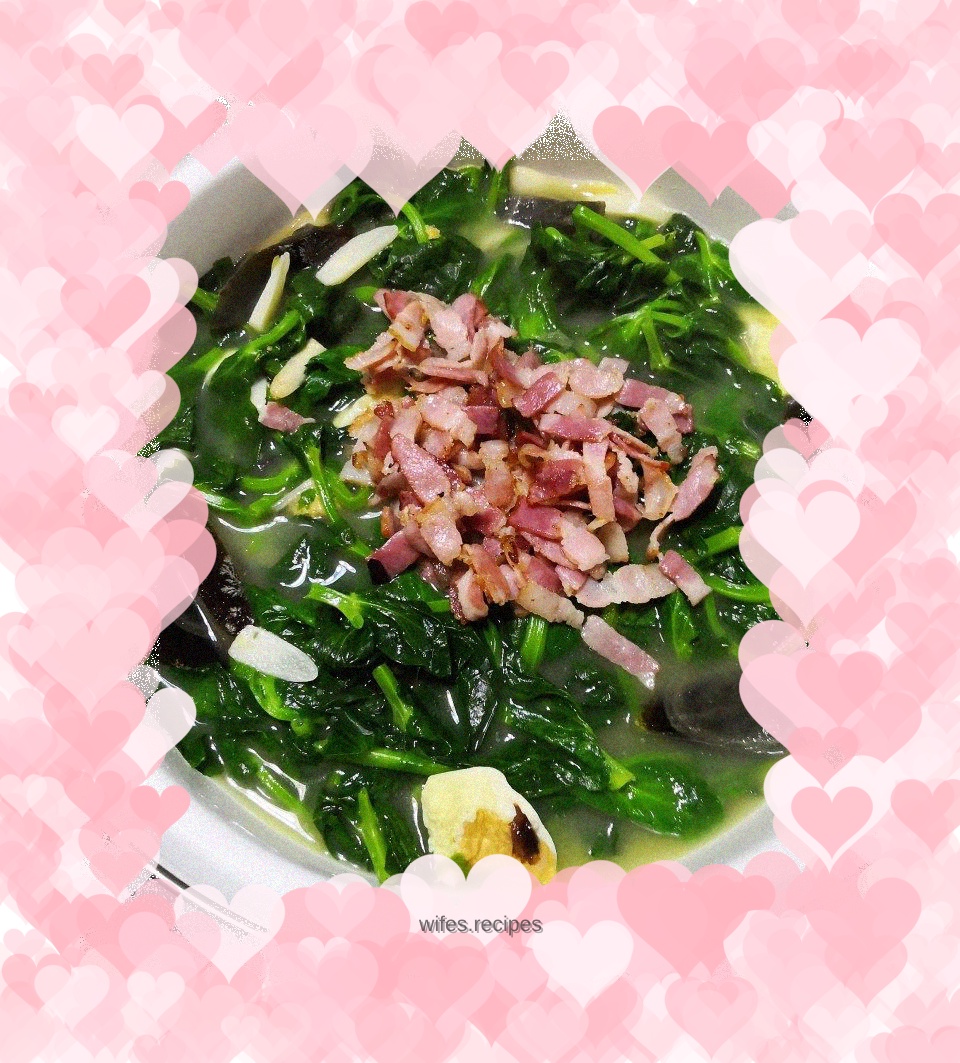 Bean sprouts in soup with gold and silver eggs