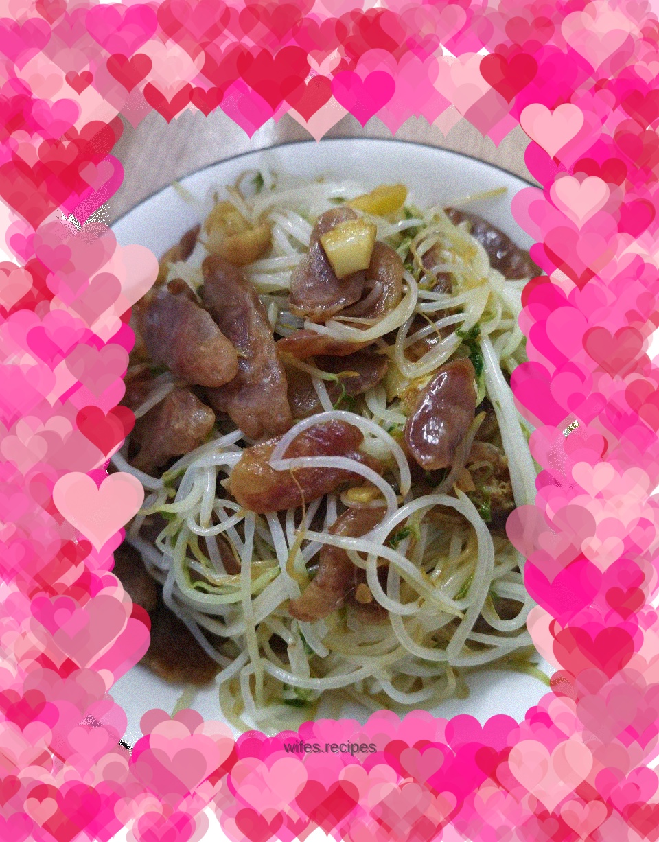 Stir-fried bean sprouts with sausage