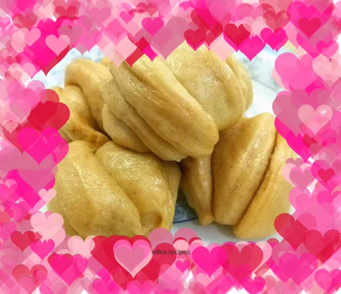 Date-flavored flower rolls