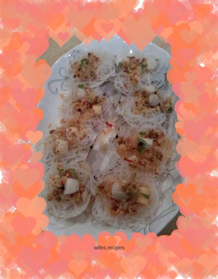Vermicelli and garlic steamed scallops