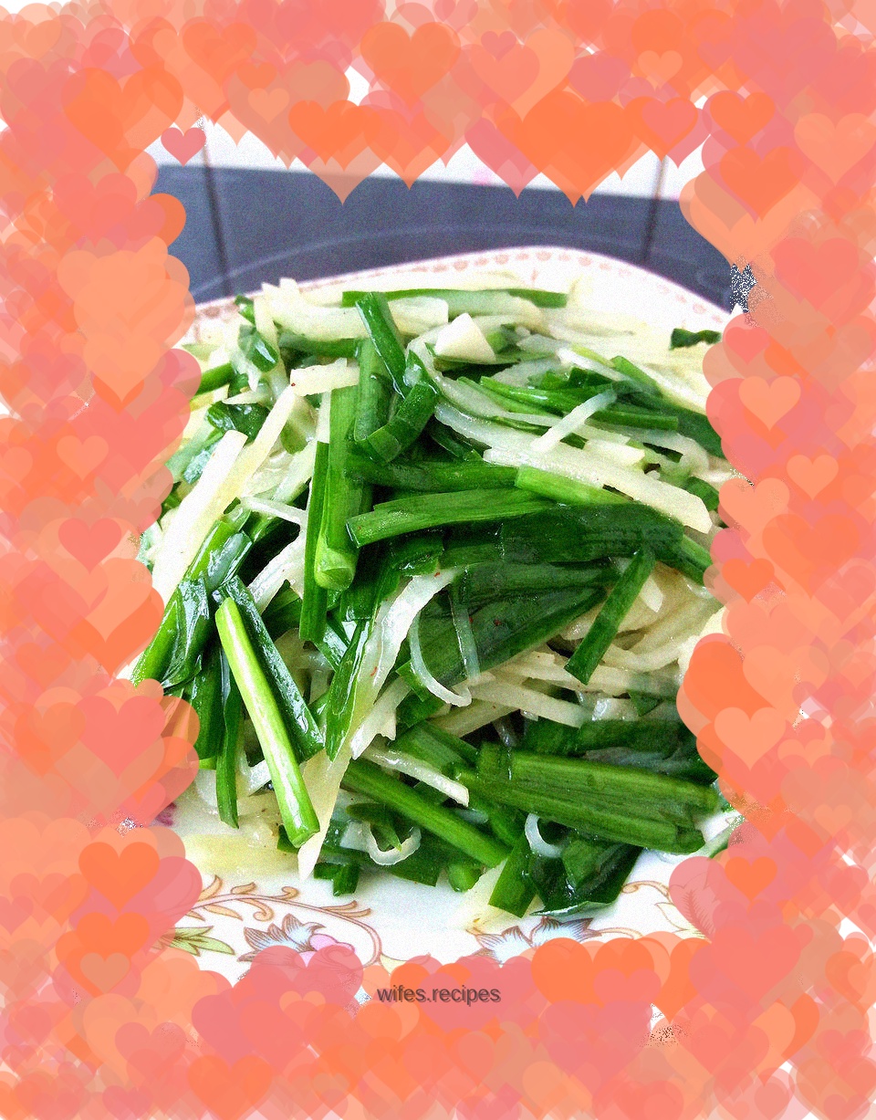 Stir-fried shredded potatoes with leeks