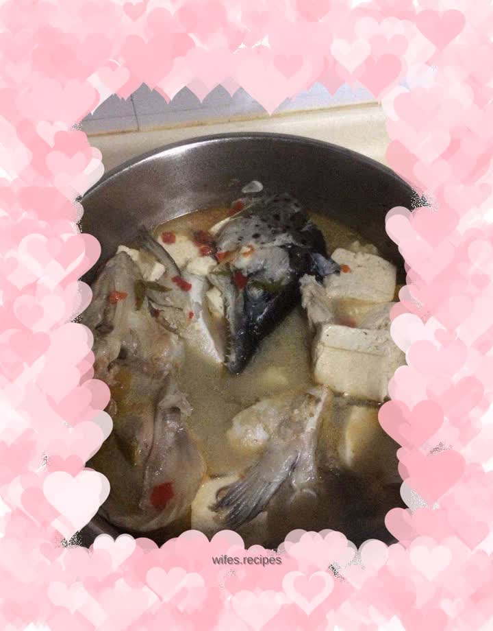 Salmon head tofu soup