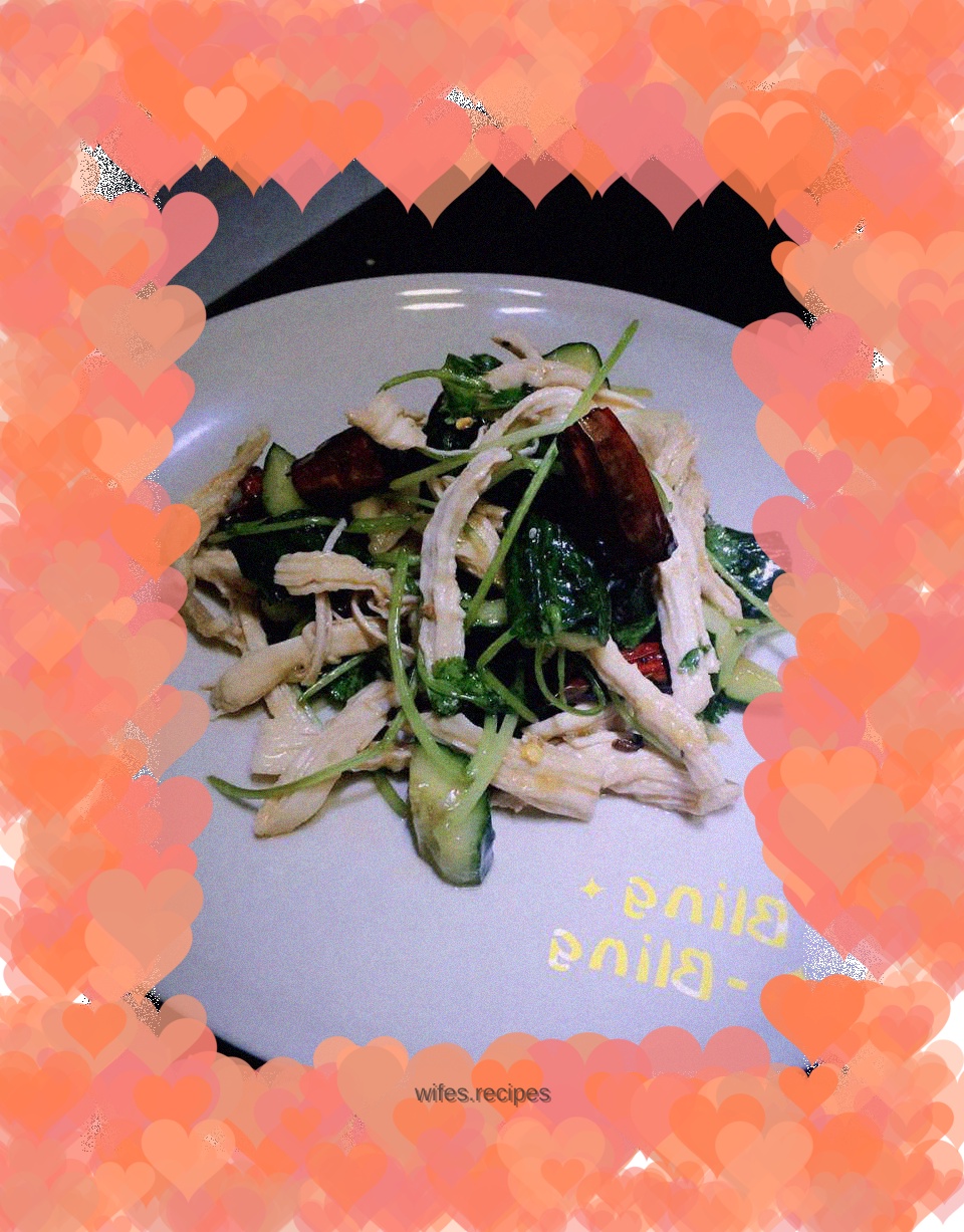 Shredded cucumber and chicken in oil