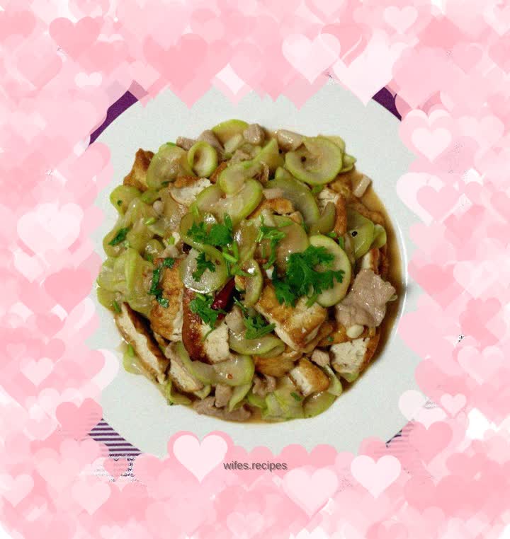 Stir-fried gourd with meat and vegetables