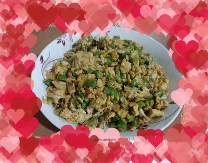 Fried eggs with green beans