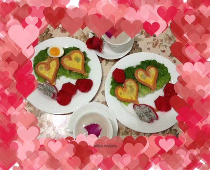 Heart-shaped ham and eggs