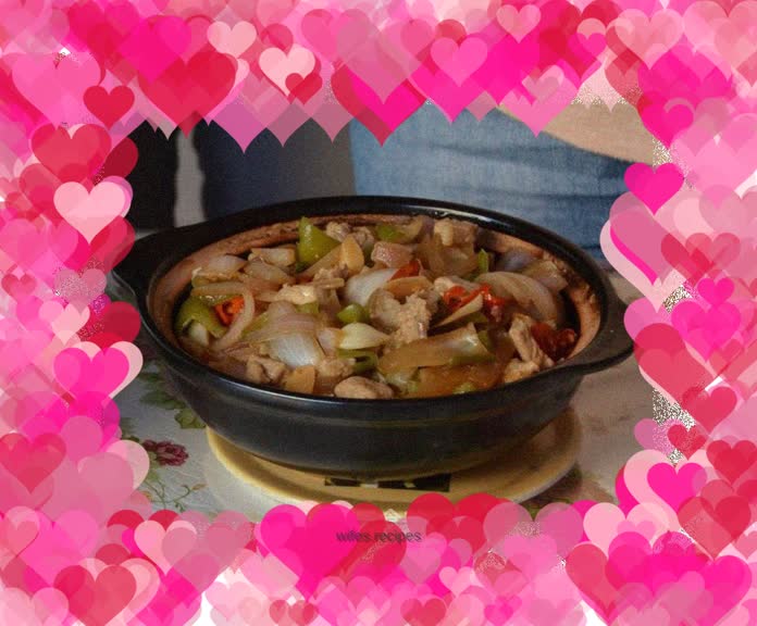 Claypot rice with fried onions and meat