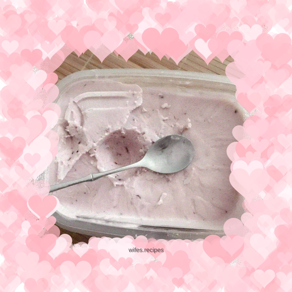 Blueberry yogurt ice cream