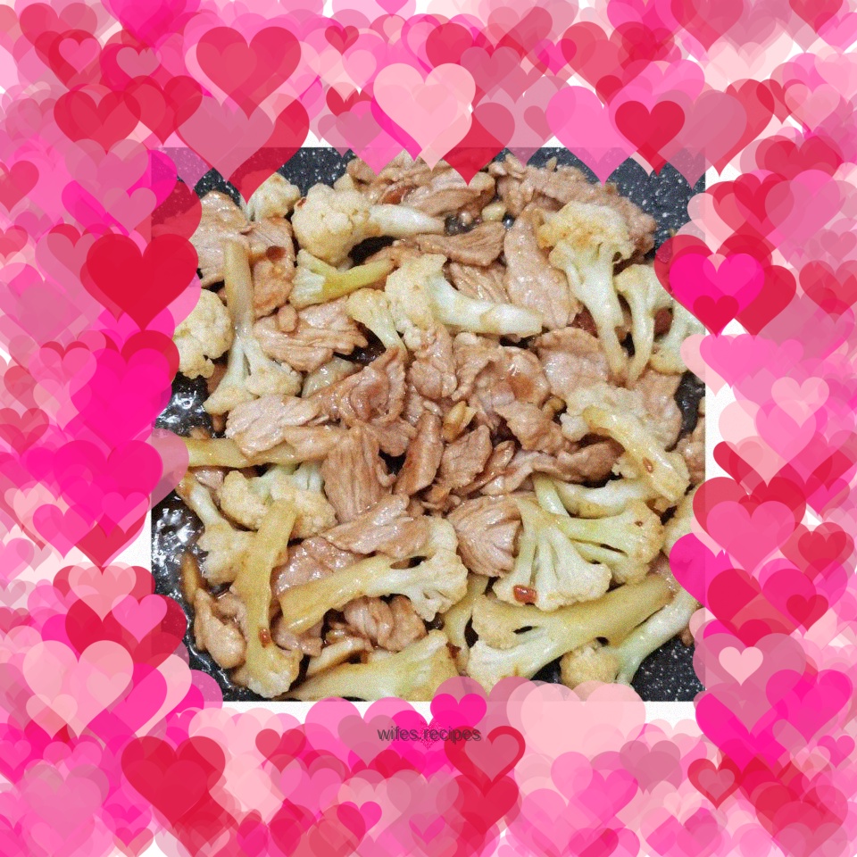 Stir-fried pork with cauliflower in soybean sauce