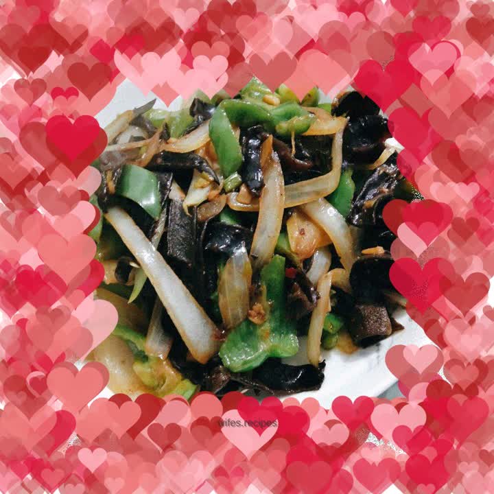 Fried fungus with green pepper and onion