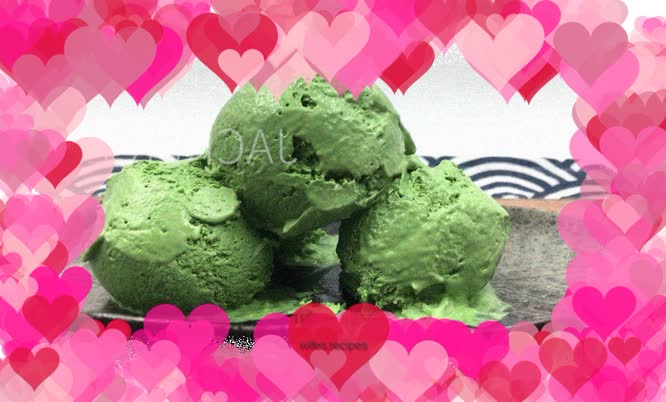 The thick matcha ice cream has a silky and delicate texture, and your taste buds are conquered by the sweet fragrance.