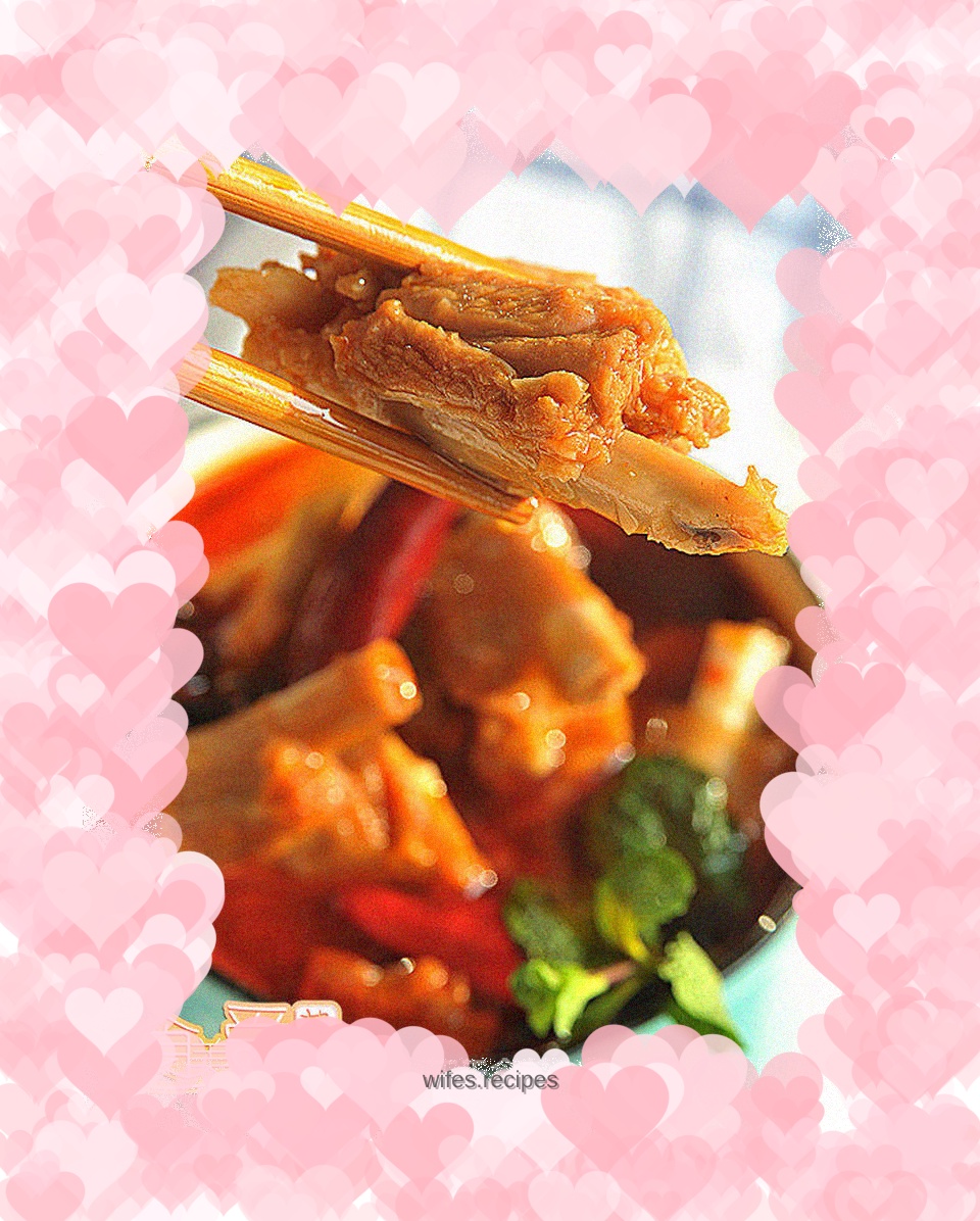 When the weather is cold, come and have a hot and tender pot of [wine-flavored and spicy red braised lamb chops] - one trick to remove mutton