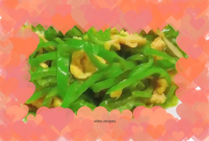 Fried eggs with green pepper shreds