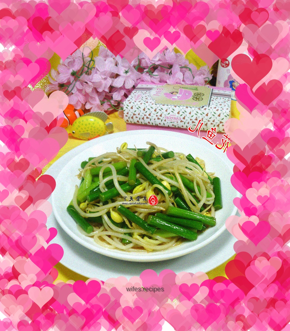 Stir-fried soybean sprouts with garlic sprouts