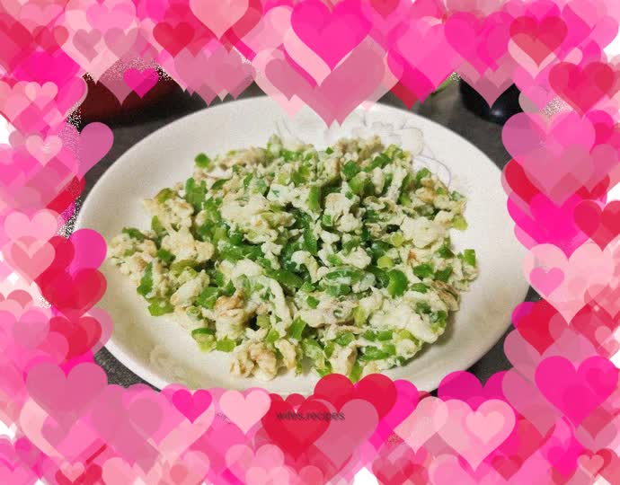 Fried eggs with green peppercorns