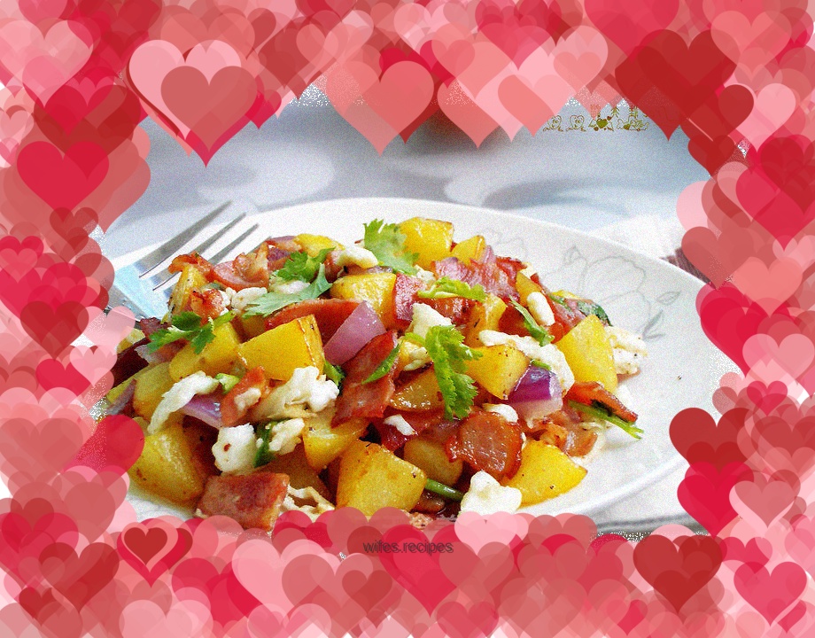 Scrambled eggs with diced potatoes and bacon